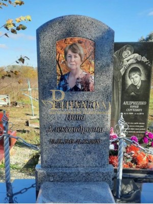 Памятник из цветного гранита 2 — ritualum.ru